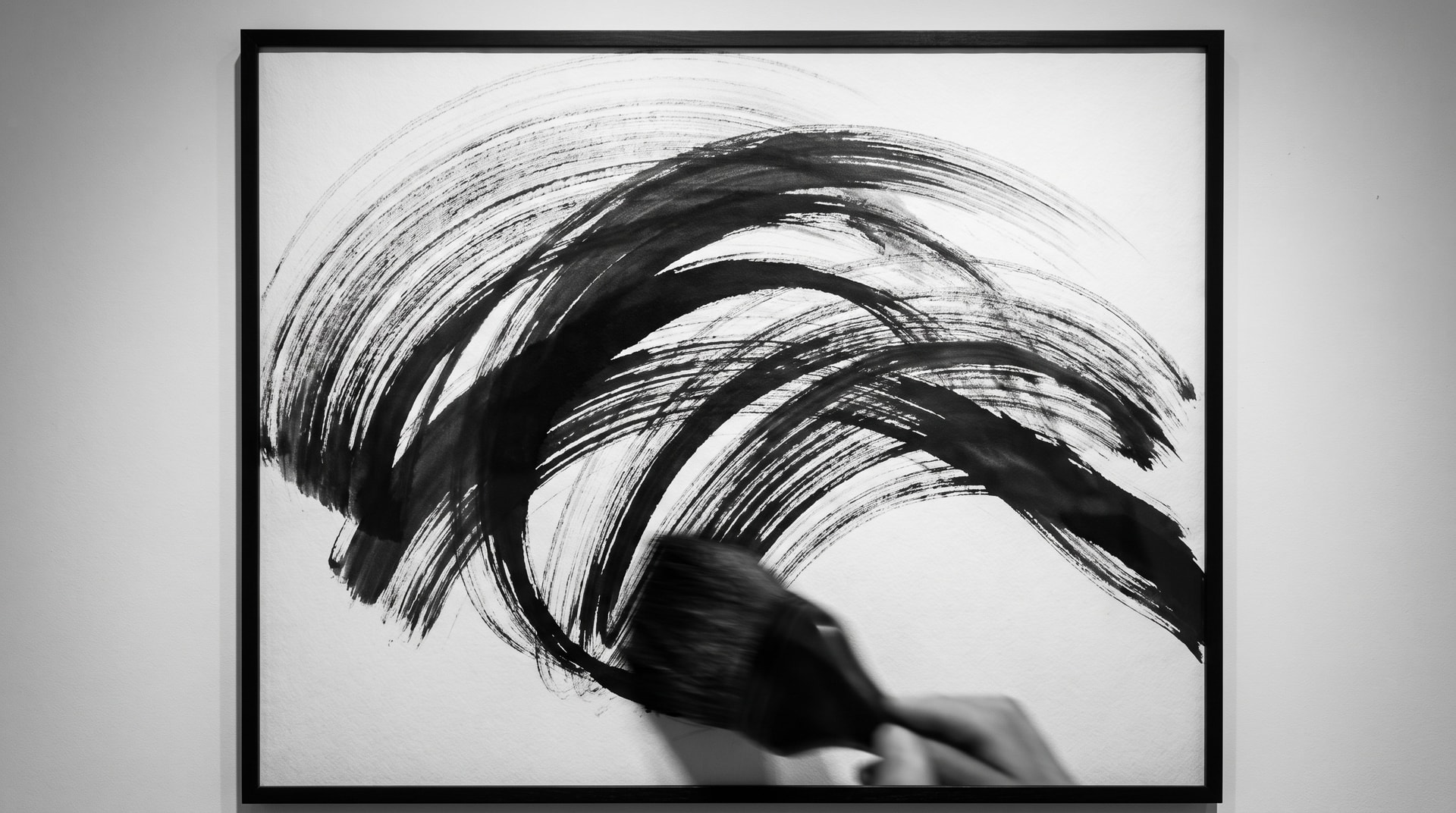 Gestes de pinceau à l'encre noire sur papier, évoquant le geste créatif