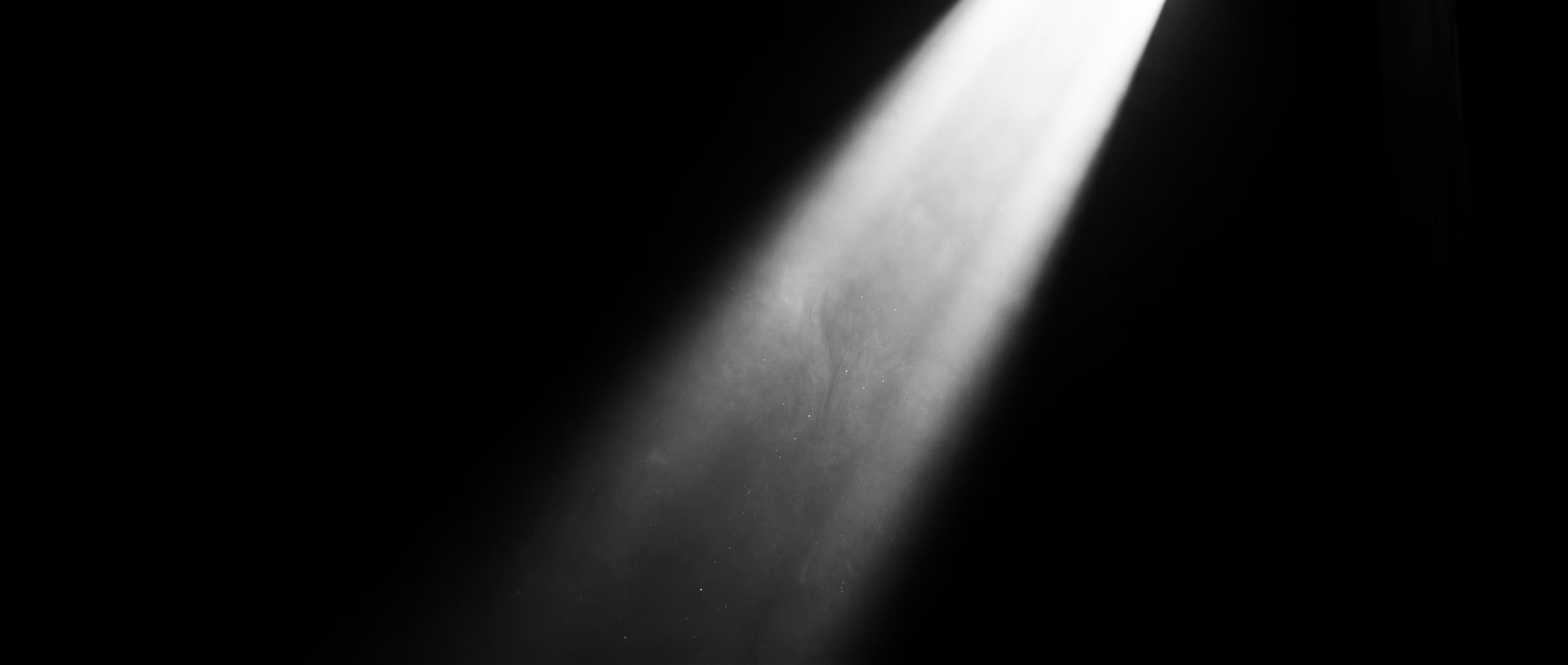 Faisceau de lumière traversant l'obscurité, photographie noir et blanc