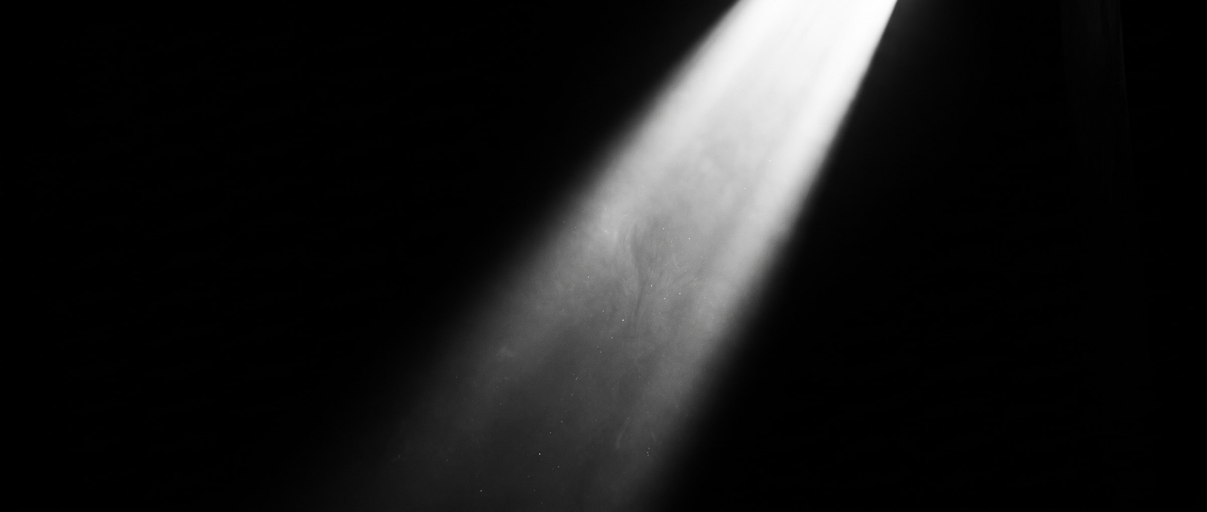 Faisceau de lumière traversant l'obscurité, photographie noir et blanc